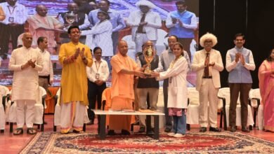 गोरखपुर में महायोगी गोरखनाथ विश्वविद्यालय के पांचवें स्थापना दिवस समारोह में मुख्यमंत्री योगी आदित्यनाथ ने कहा कि उत्तर प्रदेश में युवाओं को शिक्षा, कौशल, स्टार्टअप, एमएसएमई, निवेश और रोजगार से जोड़ने के लिए मजबूत ईको सिस्टम तैयार किया गया है। उन्होंने युवाओं से केवल जॉब रेडी नहीं बल्कि फ्यूचर रेडी बनने का आह्वान किया। मुख्यमंत्री ने शिक्षा, रिसर्च, टेक्नोलॉजी, उद्यमिता और पारंपरिक ज्ञान को आधुनिक विज्ञान से जोड़ने पर जोर दिया।