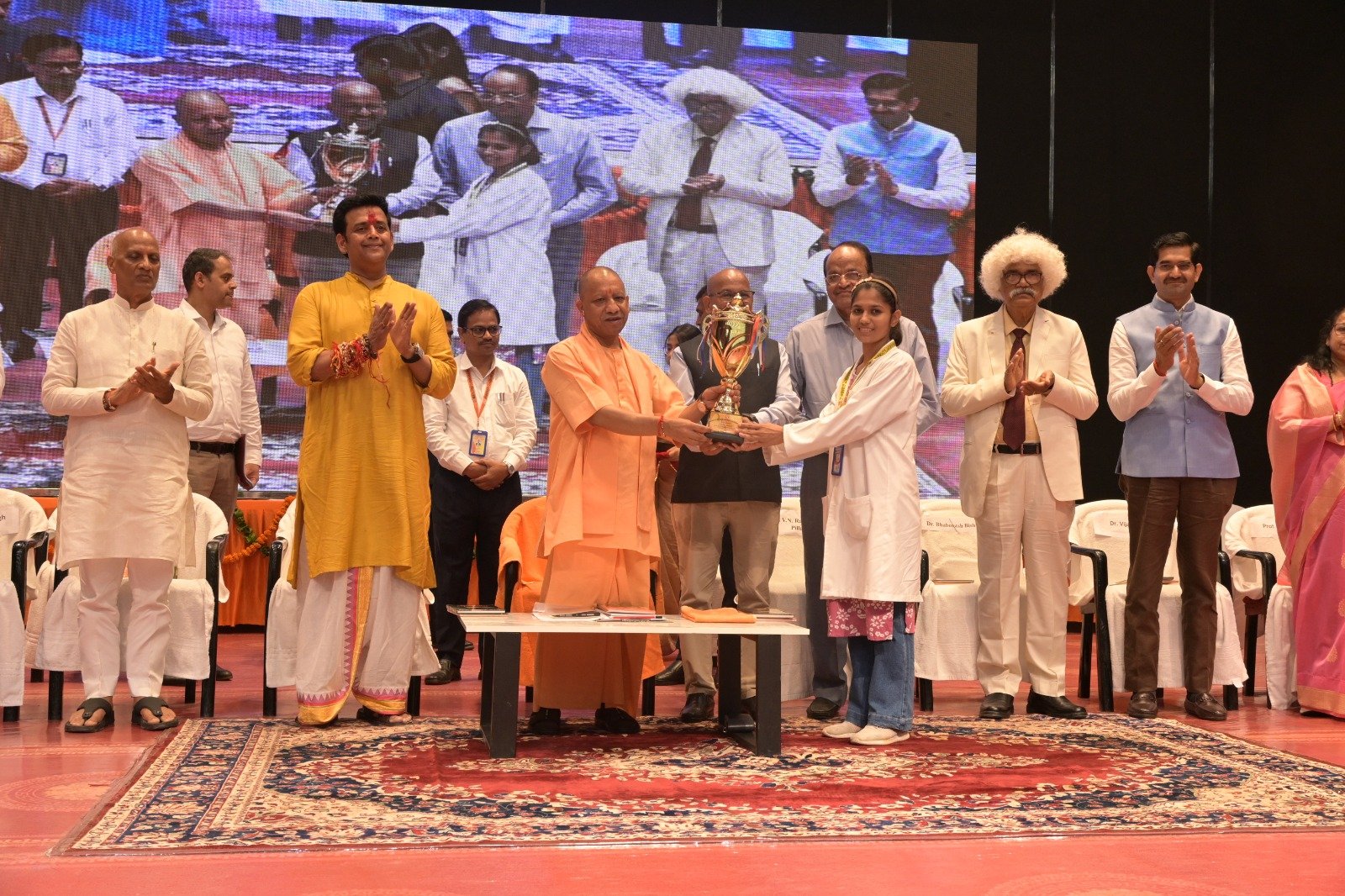 गोरखपुर में महायोगी गोरखनाथ विश्वविद्यालय के पांचवें स्थापना दिवस समारोह में मुख्यमंत्री योगी आदित्यनाथ ने कहा कि उत्तर प्रदेश में युवाओं को शिक्षा, कौशल, स्टार्टअप, एमएसएमई, निवेश और रोजगार से जोड़ने के लिए मजबूत ईको सिस्टम तैयार किया गया है। उन्होंने युवाओं से केवल जॉब रेडी नहीं बल्कि फ्यूचर रेडी बनने का आह्वान किया। मुख्यमंत्री ने शिक्षा, रिसर्च, टेक्नोलॉजी, उद्यमिता और पारंपरिक ज्ञान को आधुनिक विज्ञान से जोड़ने पर जोर दिया।