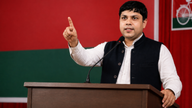 मऊ में 6 सितंबर को समाजवादी व्यापार सभा का मण्डलीय व्यापारी सम्मेलन आयोजित होगा। सम्मेलन में आजमगढ़, मऊ और बलिया के व्यापारी, पदाधिकारी एवं कार्यकर्ता शामिल होंगे। समाजवादी पार्टी व्यापार सभा के प्रदेश सचिव अभिषेक गुप्ता ने बताया कि सम्मेलन में व्यापारियों की समस्याओं, अधिकारों और हितों से जुड़े मुद्दों पर चर्चा होगी। संगठन को बाजार और बूथ स्तर तक मजबूत करने की रणनीति भी बनेगी। सम्मेलन से पहले तीनों जिलों में जनसंपर्क अभियान चलाकर व्यापारियों को आमंत्रित किया जा रहा है।