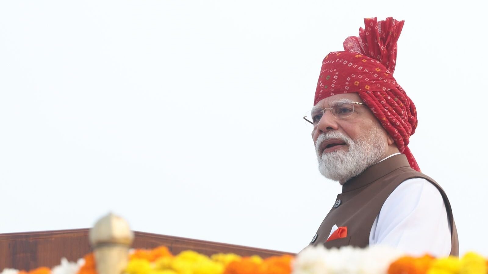 स्वतंत्रता दिवस के संबोधन में विकसित भारत 2047 के लक्ष्य के साथ आत्मनिर्भरता, विनिर्माण, कृषि, तकनीक, ऊर्जा, रक्षा, हरित अर्थव्यवस्था और भारत की सॉफ्ट पावर को नई दिशा देने का आह्वान किया गया। युवा शक्ति को राष्ट्र निर्माण की बड़ी ताकत बताते हुए एआई स्किल, स्टार्टअप, खेल, शिक्षा और रोजगार के अवसरों पर जोर दिया गया। महिला शक्ति के योगदान को रेखांकित करते हुए लखपति दीदी, STEM, रक्षा, विमानन और राजनीतिक प्रतिनिधित्व में महिलाओं की भागीदारी बढ़ाने की बात कही गई।