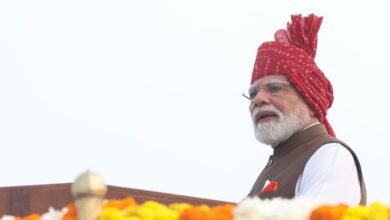 स्वतंत्रता दिवस के संबोधन में विकसित भारत 2047 के लक्ष्य के साथ आत्मनिर्भरता, विनिर्माण, कृषि, तकनीक, ऊर्जा, रक्षा, हरित अर्थव्यवस्था और भारत की सॉफ्ट पावर को नई दिशा देने का आह्वान किया गया। युवा शक्ति को राष्ट्र निर्माण की बड़ी ताकत बताते हुए एआई स्किल, स्टार्टअप, खेल, शिक्षा और रोजगार के अवसरों पर जोर दिया गया। महिला शक्ति के योगदान को रेखांकित करते हुए लखपति दीदी, STEM, रक्षा, विमानन और राजनीतिक प्रतिनिधित्व में महिलाओं की भागीदारी बढ़ाने की बात कही गई।