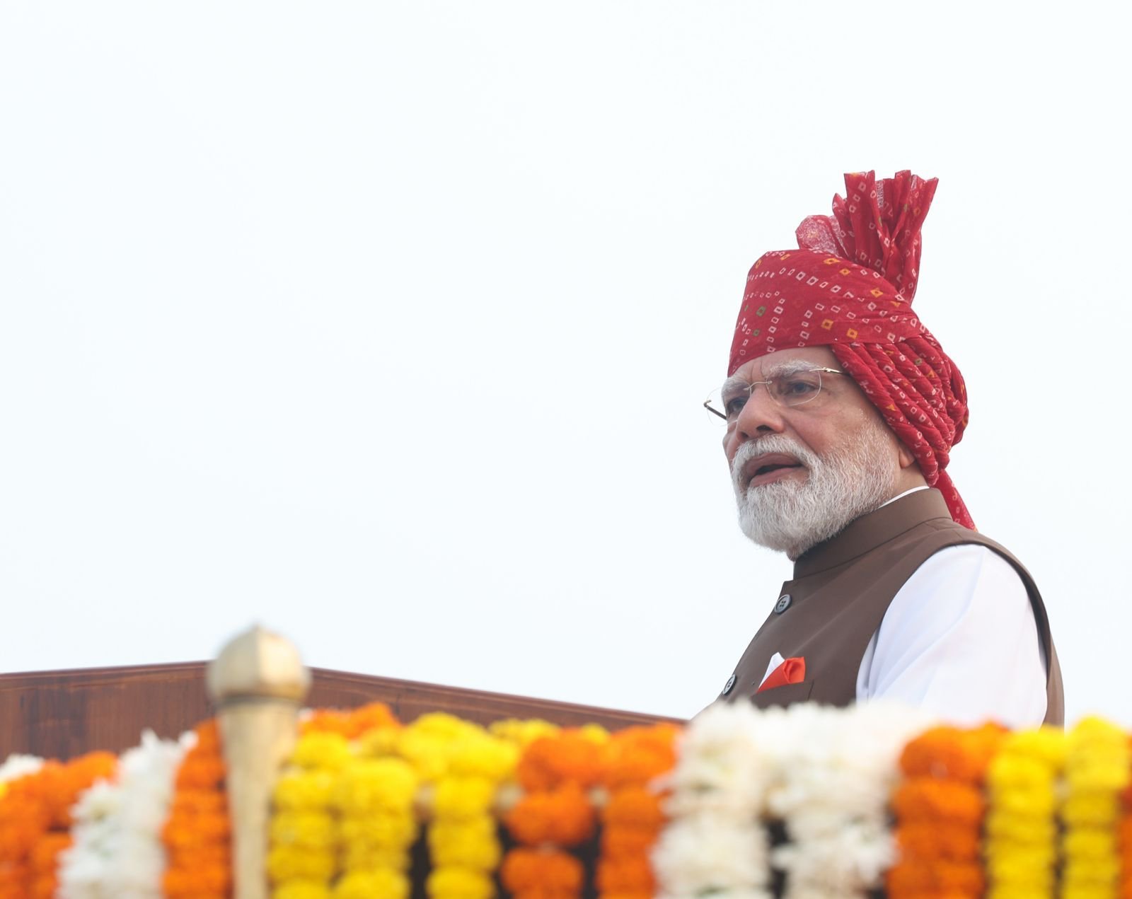 स्वतंत्रता दिवस के संबोधन में विकसित भारत 2047 के लक्ष्य के साथ आत्मनिर्भरता, विनिर्माण, कृषि, तकनीक, ऊर्जा, रक्षा, हरित अर्थव्यवस्था और भारत की सॉफ्ट पावर को नई दिशा देने का आह्वान किया गया। युवा शक्ति को राष्ट्र निर्माण की बड़ी ताकत बताते हुए एआई स्किल, स्टार्टअप, खेल, शिक्षा और रोजगार के अवसरों पर जोर दिया गया। महिला शक्ति के योगदान को रेखांकित करते हुए लखपति दीदी, STEM, रक्षा, विमानन और राजनीतिक प्रतिनिधित्व में महिलाओं की भागीदारी बढ़ाने की बात कही गई।