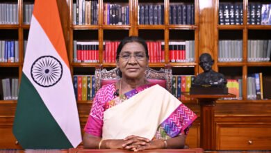 राष्ट्रपति द्रौपदी मुर्मु ने स्वतंत्रता दिवस की पूर्व संध्या पर राष्ट्र के नाम संबोधन में युवाओं को देश की सबसे मूल्यवान संपदा बताया। उन्होंने विद्यार्थियों की सुरक्षा, सार्वजनिक परीक्षाओं में सुधार, महिला नेतृत्व, किसानों, गरीबों, वरिष्ठ नागरिकों और सामाजिक समावेशन पर सरकार की प्राथमिकताओं को रेखांकित किया। राष्ट्रपति ने ऑपरेशन सिंदूर, नक्सल मुक्त अभियान, डिजिटल अवसंरचना, आर्थिक विकास और पर्यावरण संरक्षण का उल्लेख करते हुए 2047 तक विकसित भारत के निर्माण में जनभागीदारी और देशप्रेम का आह्वान किया।
