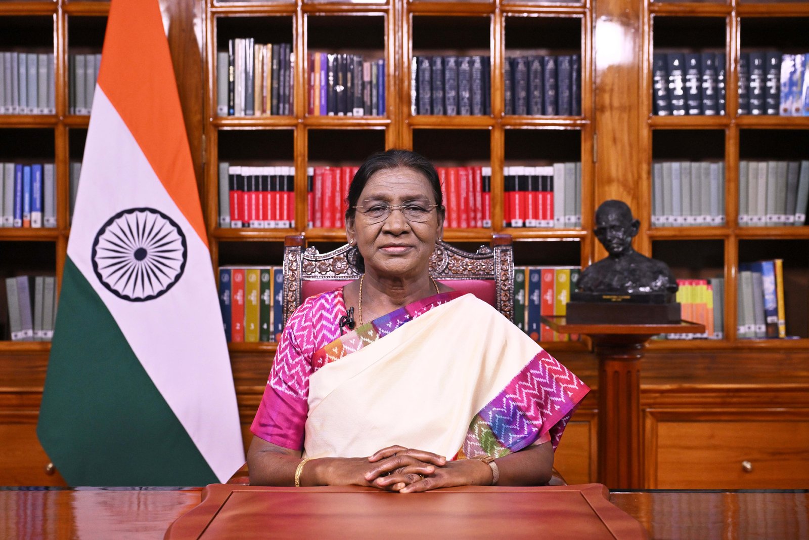 राष्ट्रपति द्रौपदी मुर्मु ने स्वतंत्रता दिवस की पूर्व संध्या पर राष्ट्र के नाम संबोधन में युवाओं को देश की सबसे मूल्यवान संपदा बताया। उन्होंने विद्यार्थियों की सुरक्षा, सार्वजनिक परीक्षाओं में सुधार, महिला नेतृत्व, किसानों, गरीबों, वरिष्ठ नागरिकों और सामाजिक समावेशन पर सरकार की प्राथमिकताओं को रेखांकित किया। राष्ट्रपति ने ऑपरेशन सिंदूर, नक्सल मुक्त अभियान, डिजिटल अवसंरचना, आर्थिक विकास और पर्यावरण संरक्षण का उल्लेख करते हुए 2047 तक विकसित भारत के निर्माण में जनभागीदारी और देशप्रेम का आह्वान किया।