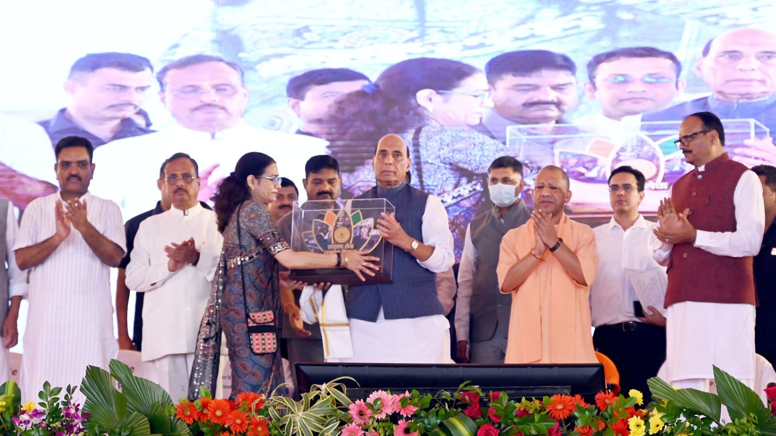 रक्षा मंत्री राजनाथ सिंह और मुख्यमंत्री योगी आदित्यनाथ ने लखनऊ छावनी में 100 करोड़ रुपये से अधिक की 14 विकास परियोजनाओं का भूमि पूजन किया। इनमें AI आधारित ठोस अपशिष्ट प्रबंधन संयंत्र, बहुउपयोगी खेल परिसर, रोबोटिक कार पार्किंग, आधुनिक श्मशान घाट, जलापूर्ति परियोजनाएं और दिव्यांग बच्चों के लिए विशेष विद्यालय शामिल हैं। दोनों नेताओं ने करीब 4,000 लोगों के साथ प्रधानमंत्री नरेंद्र मोदी का ‘मन की बात’ कार्यक्रम भी सुना।