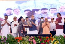 रक्षा मंत्री राजनाथ सिंह और मुख्यमंत्री योगी आदित्यनाथ ने लखनऊ छावनी में 100 करोड़ रुपये से अधिक की 14 विकास परियोजनाओं का भूमि पूजन किया। इनमें AI आधारित ठोस अपशिष्ट प्रबंधन संयंत्र, बहुउपयोगी खेल परिसर, रोबोटिक कार पार्किंग, आधुनिक श्मशान घाट, जलापूर्ति परियोजनाएं और दिव्यांग बच्चों के लिए विशेष विद्यालय शामिल हैं। दोनों नेताओं ने करीब 4,000 लोगों के साथ प्रधानमंत्री नरेंद्र मोदी का ‘मन की बात’ कार्यक्रम भी सुना।