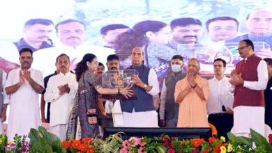रक्षा मंत्री राजनाथ सिंह और मुख्यमंत्री योगी आदित्यनाथ ने लखनऊ छावनी में 100 करोड़ रुपये से अधिक की 14 विकास परियोजनाओं का भूमि पूजन किया। इनमें AI आधारित ठोस अपशिष्ट प्रबंधन संयंत्र, बहुउपयोगी खेल परिसर, रोबोटिक कार पार्किंग, आधुनिक श्मशान घाट, जलापूर्ति परियोजनाएं और दिव्यांग बच्चों के लिए विशेष विद्यालय शामिल हैं। दोनों नेताओं ने करीब 4,000 लोगों के साथ प्रधानमंत्री नरेंद्र मोदी का ‘मन की बात’ कार्यक्रम भी सुना।