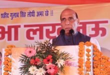 लखनऊ में वीरांगना अवंतीबाई लोधी की प्रतिमा के लोकार्पण समारोह में रक्षा मंत्री राजनाथ सिंह ने मुख्यमंत्री योगी आदित्यनाथ के नेतृत्व में उत्तर प्रदेश में हुए बदलाव की सराहना की। उन्होंने कहा कि यूपी पहले देश में बहुत पीछे था, लेकिन आज शीर्ष तीन राज्यों में खड़ा है। राजनाथ सिंह ने महिला सुरक्षा, तीन महिला पीएसी बटालियनों, गौरवशाली विरासत के संरक्षण, नारी सशक्तीकरण और वीरांगनाओं के सम्मान के प्रयासों का उल्लेख किया।
