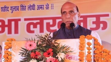 लखनऊ में वीरांगना अवंतीबाई लोधी की प्रतिमा के लोकार्पण समारोह में रक्षा मंत्री राजनाथ सिंह ने मुख्यमंत्री योगी आदित्यनाथ के नेतृत्व में उत्तर प्रदेश में हुए बदलाव की सराहना की। उन्होंने कहा कि यूपी पहले देश में बहुत पीछे था, लेकिन आज शीर्ष तीन राज्यों में खड़ा है। राजनाथ सिंह ने महिला सुरक्षा, तीन महिला पीएसी बटालियनों, गौरवशाली विरासत के संरक्षण, नारी सशक्तीकरण और वीरांगनाओं के सम्मान के प्रयासों का उल्लेख किया।