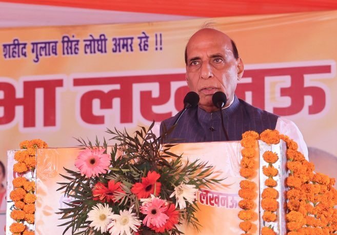 लखनऊ में वीरांगना अवंतीबाई लोधी की प्रतिमा के लोकार्पण समारोह में रक्षा मंत्री राजनाथ सिंह ने मुख्यमंत्री योगी आदित्यनाथ के नेतृत्व में उत्तर प्रदेश में हुए बदलाव की सराहना की। उन्होंने कहा कि यूपी पहले देश में बहुत पीछे था, लेकिन आज शीर्ष तीन राज्यों में खड़ा है। राजनाथ सिंह ने महिला सुरक्षा, तीन महिला पीएसी बटालियनों, गौरवशाली विरासत के संरक्षण, नारी सशक्तीकरण और वीरांगनाओं के सम्मान के प्रयासों का उल्लेख किया।