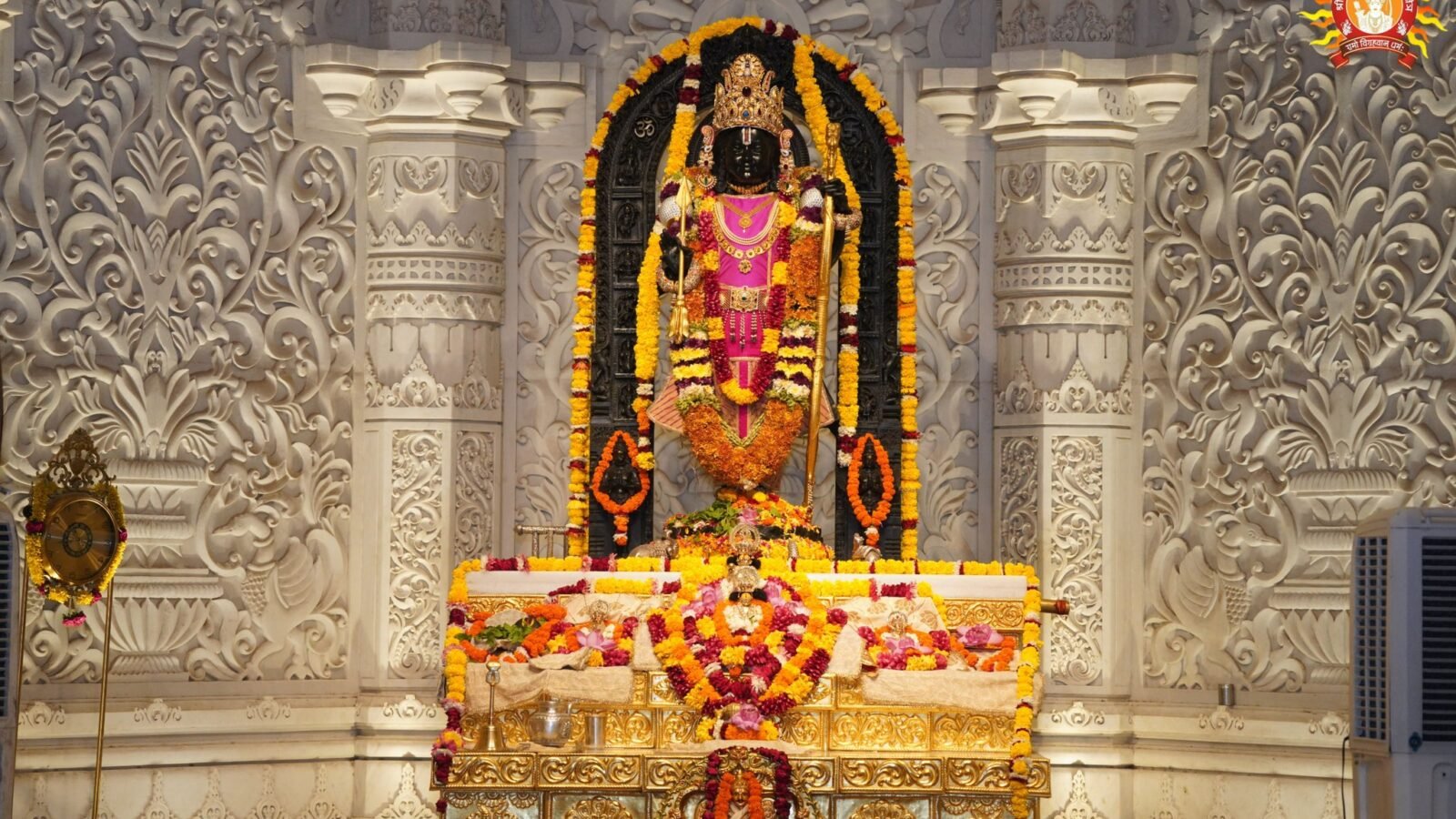अयोध्या में शनिवार 15 अगस्त से प्रसिद्ध सावन झूला मेला शुरू हो रहा है। 28 अगस्त तक चलने वाले इस भव्य धार्मिक उत्सव में मणिपर्वत पर भगवान राम-सीता का झूला विहार होगा। अयोध्याधाम के प्रमुख मंदिरों से 11 झांकियां मणिपर्वत पहुंचेंगी। श्रद्धालुओं की सुरक्षा और सुविधा के लिए पुलिस, पीएसी, आरएएफ, एटीएस और एसडीआरएफ की तैनाती की गई है। ड्रोन और सीसीटीवी से निगरानी होगी। हजारों श्रद्धालुओं के पहुंचने की संभावना को देखते हुए यातायात और भीड़ नियंत्रण की विशेष व्यवस्था की गई है।