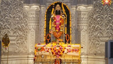 अयोध्या में शनिवार 15 अगस्त से प्रसिद्ध सावन झूला मेला शुरू हो रहा है। 28 अगस्त तक चलने वाले इस भव्य धार्मिक उत्सव में मणिपर्वत पर भगवान राम-सीता का झूला विहार होगा। अयोध्याधाम के प्रमुख मंदिरों से 11 झांकियां मणिपर्वत पहुंचेंगी। श्रद्धालुओं की सुरक्षा और सुविधा के लिए पुलिस, पीएसी, आरएएफ, एटीएस और एसडीआरएफ की तैनाती की गई है। ड्रोन और सीसीटीवी से निगरानी होगी। हजारों श्रद्धालुओं के पहुंचने की संभावना को देखते हुए यातायात और भीड़ नियंत्रण की विशेष व्यवस्था की गई है।