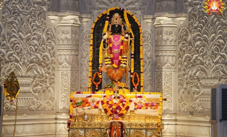 अयोध्या में शनिवार 15 अगस्त से प्रसिद्ध सावन झूला मेला शुरू हो रहा है। 28 अगस्त तक चलने वाले इस भव्य धार्मिक उत्सव में मणिपर्वत पर भगवान राम-सीता का झूला विहार होगा। अयोध्याधाम के प्रमुख मंदिरों से 11 झांकियां मणिपर्वत पहुंचेंगी। श्रद्धालुओं की सुरक्षा और सुविधा के लिए पुलिस, पीएसी, आरएएफ, एटीएस और एसडीआरएफ की तैनाती की गई है। ड्रोन और सीसीटीवी से निगरानी होगी। हजारों श्रद्धालुओं के पहुंचने की संभावना को देखते हुए यातायात और भीड़ नियंत्रण की विशेष व्यवस्था की गई है।