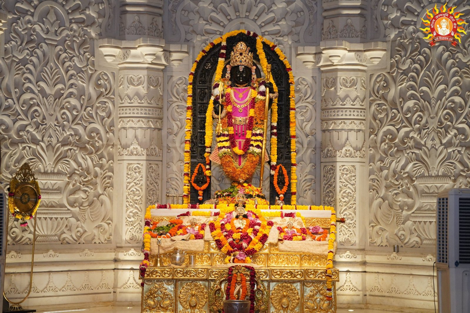 अयोध्या में शनिवार 15 अगस्त से प्रसिद्ध सावन झूला मेला शुरू हो रहा है। 28 अगस्त तक चलने वाले इस भव्य धार्मिक उत्सव में मणिपर्वत पर भगवान राम-सीता का झूला विहार होगा। अयोध्याधाम के प्रमुख मंदिरों से 11 झांकियां मणिपर्वत पहुंचेंगी। श्रद्धालुओं की सुरक्षा और सुविधा के लिए पुलिस, पीएसी, आरएएफ, एटीएस और एसडीआरएफ की तैनाती की गई है। ड्रोन और सीसीटीवी से निगरानी होगी। हजारों श्रद्धालुओं के पहुंचने की संभावना को देखते हुए यातायात और भीड़ नियंत्रण की विशेष व्यवस्था की गई है।