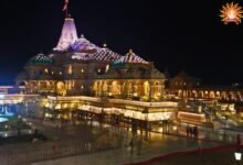 अयोध्या में दीपोत्सव से पहले दशरथ पथ श्रद्धालुओं और शहरवासियों को बड़ी सौगात देने जा रहा है। 418.98 करोड़ रुपये की लागत से बन रहा 15.39 किलोमीटर लंबा फोरलेन मार्ग साकेत पेट्रोल पंप से बिल्वहरी घाट स्थित महाराज दशरथ समाधि स्थल तक कनेक्टिविटी आसान करेगा। परियोजना का 92 प्रतिशत काम पूरा हो चुका है। आधुनिक लाइटिंग, फुटपाथ और डिवाइडर से सुसज्जित मार्ग यातायात को सुगम बनाएगा। वहीं 82.68 लाख रुपये से स्थापित होने वाले 30 मुद्रा स्तंभ अयोध्या की धार्मिक और सांस्कृतिक पहचान को नया आकर्षण देंगे।
