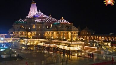 अयोध्या में दीपोत्सव से पहले दशरथ पथ श्रद्धालुओं और शहरवासियों को बड़ी सौगात देने जा रहा है। 418.98 करोड़ रुपये की लागत से बन रहा 15.39 किलोमीटर लंबा फोरलेन मार्ग साकेत पेट्रोल पंप से बिल्वहरी घाट स्थित महाराज दशरथ समाधि स्थल तक कनेक्टिविटी आसान करेगा। परियोजना का 92 प्रतिशत काम पूरा हो चुका है। आधुनिक लाइटिंग, फुटपाथ और डिवाइडर से सुसज्जित मार्ग यातायात को सुगम बनाएगा। वहीं 82.68 लाख रुपये से स्थापित होने वाले 30 मुद्रा स्तंभ अयोध्या की धार्मिक और सांस्कृतिक पहचान को नया आकर्षण देंगे।