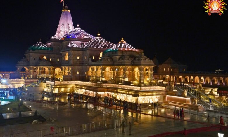 अयोध्या में दीपोत्सव से पहले दशरथ पथ श्रद्धालुओं और शहरवासियों को बड़ी सौगात देने जा रहा है। 418.98 करोड़ रुपये की लागत से बन रहा 15.39 किलोमीटर लंबा फोरलेन मार्ग साकेत पेट्रोल पंप से बिल्वहरी घाट स्थित महाराज दशरथ समाधि स्थल तक कनेक्टिविटी आसान करेगा। परियोजना का 92 प्रतिशत काम पूरा हो चुका है। आधुनिक लाइटिंग, फुटपाथ और डिवाइडर से सुसज्जित मार्ग यातायात को सुगम बनाएगा। वहीं 82.68 लाख रुपये से स्थापित होने वाले 30 मुद्रा स्तंभ अयोध्या की धार्मिक और सांस्कृतिक पहचान को नया आकर्षण देंगे।