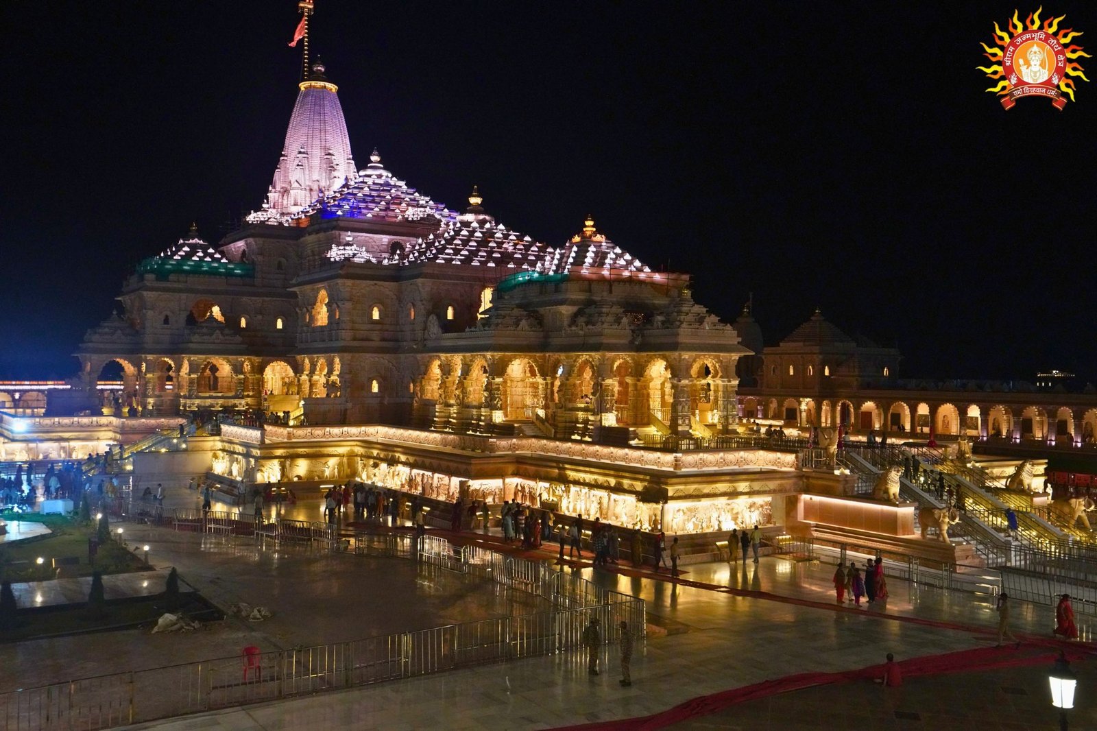 अयोध्या में दीपोत्सव से पहले दशरथ पथ श्रद्धालुओं और शहरवासियों को बड़ी सौगात देने जा रहा है। 418.98 करोड़ रुपये की लागत से बन रहा 15.39 किलोमीटर लंबा फोरलेन मार्ग साकेत पेट्रोल पंप से बिल्वहरी घाट स्थित महाराज दशरथ समाधि स्थल तक कनेक्टिविटी आसान करेगा। परियोजना का 92 प्रतिशत काम पूरा हो चुका है। आधुनिक लाइटिंग, फुटपाथ और डिवाइडर से सुसज्जित मार्ग यातायात को सुगम बनाएगा। वहीं 82.68 लाख रुपये से स्थापित होने वाले 30 मुद्रा स्तंभ अयोध्या की धार्मिक और सांस्कृतिक पहचान को नया आकर्षण देंगे।