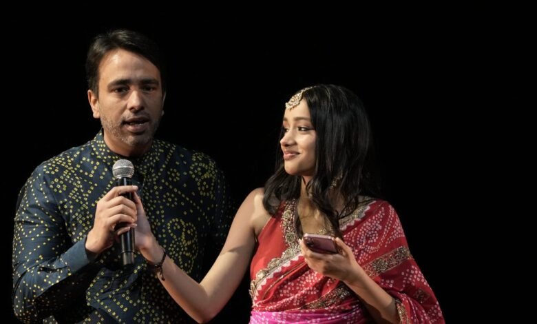 नई दिल्ली के कमानी ऑडिटोरियम में 15 वर्षीय इलेषा सिंह ने अपना प्रथम कुचिपुड़ी रंगप्रवेशम् प्रस्तुत किया। वेंकटेश स्तोत्रम्, दशावतारम्, सांसों की माला और शिव तरंगिणी जैसी प्रस्तुतियों ने दर्शकों को मंत्रमुग्ध कर दिया। केंद्रीय मंत्री जयंत चौधरी ने इसे परिवार के लिए गर्व का क्षण बताया। पद्म भूषण डॉ. राजा एवं डॉ. राधा रेड्डी तथा श्रीमती कौशल्या रेड्डी की शिष्या इलेषा की यह प्रस्तुति वर्षों के समर्पण, अनुशासन और भारतीय शास्त्रीय नृत्य के प्रति उनकी गहरी साधना का प्रतीक बनी।