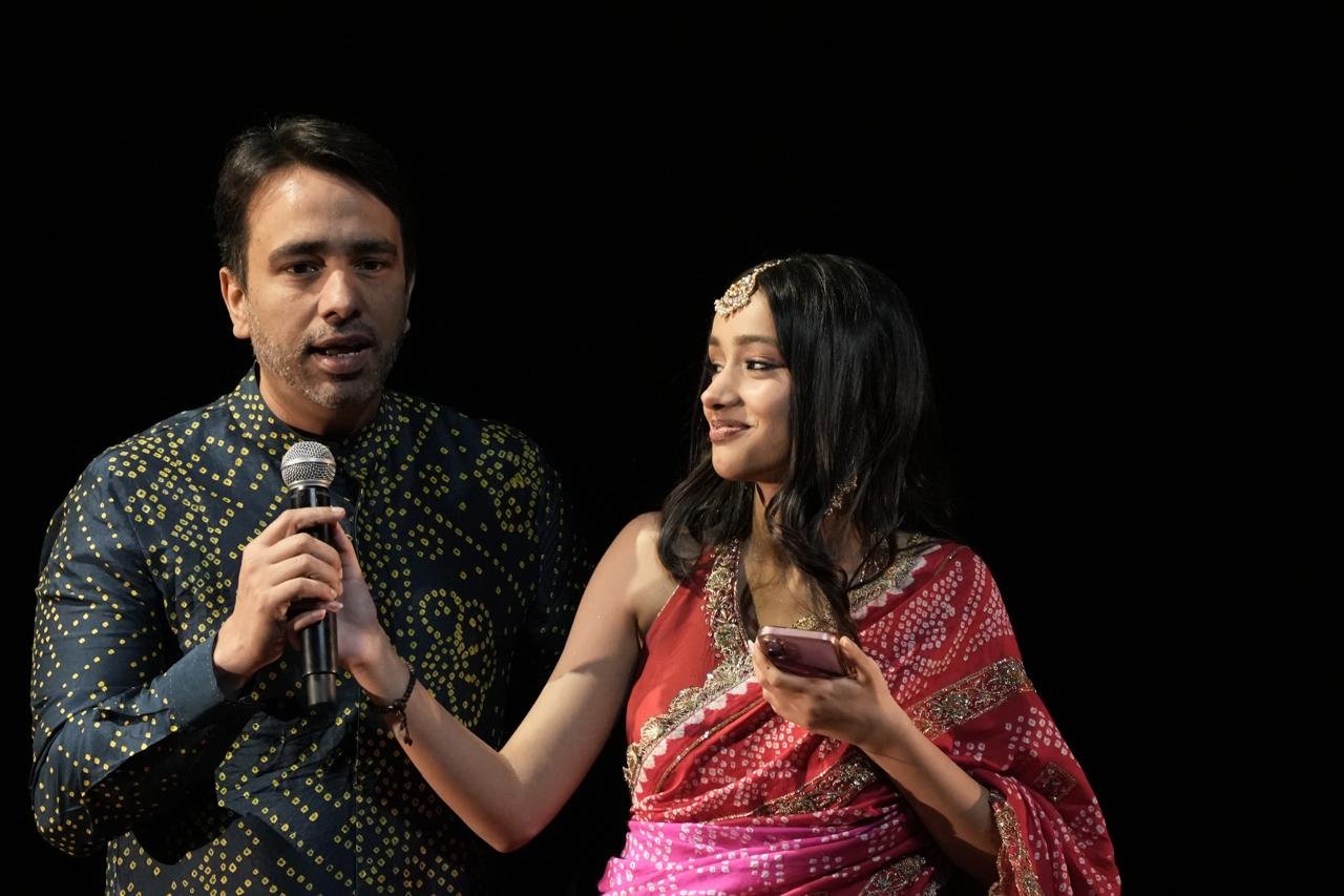 नई दिल्ली के कमानी ऑडिटोरियम में 15 वर्षीय इलेषा सिंह ने अपना प्रथम कुचिपुड़ी रंगप्रवेशम् प्रस्तुत किया। वेंकटेश स्तोत्रम्, दशावतारम्, सांसों की माला और शिव तरंगिणी जैसी प्रस्तुतियों ने दर्शकों को मंत्रमुग्ध कर दिया। केंद्रीय मंत्री जयंत चौधरी ने इसे परिवार के लिए गर्व का क्षण बताया। पद्म भूषण डॉ. राजा एवं डॉ. राधा रेड्डी तथा श्रीमती कौशल्या रेड्डी की शिष्या इलेषा की यह प्रस्तुति वर्षों के समर्पण, अनुशासन और भारतीय शास्त्रीय नृत्य के प्रति उनकी गहरी साधना का प्रतीक बनी।