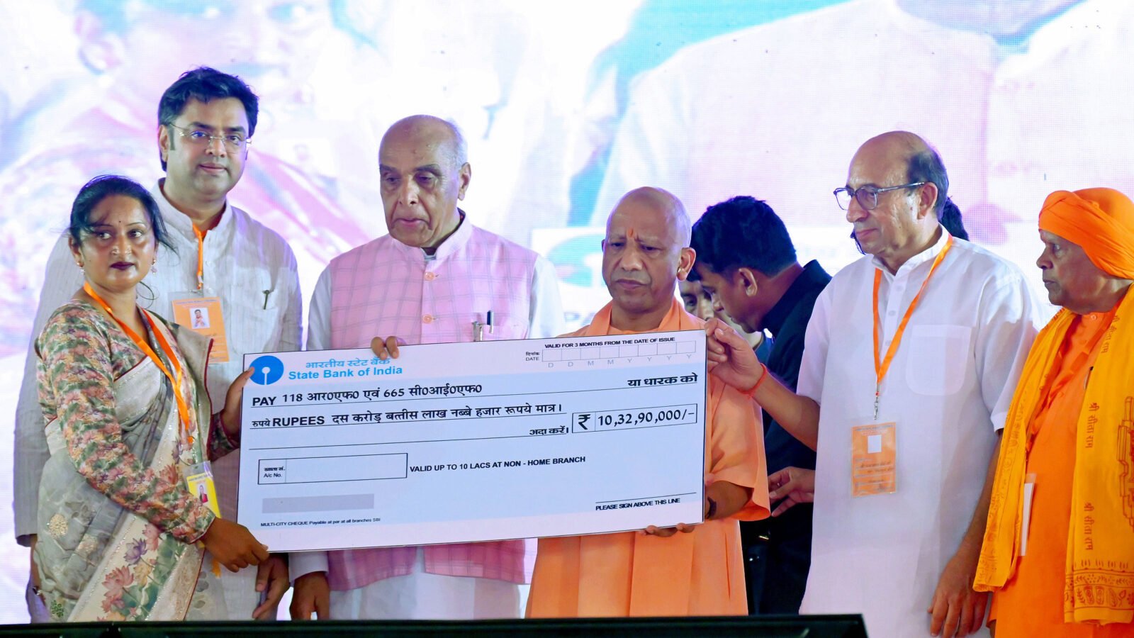 सिद्धार्थनगर में मुख्यमंत्री योगी आदित्यनाथ ने 311 करोड़ रुपये से अधिक की 107 विकास परियोजनाओं का लोकार्पण और शिलान्यास किया। उन्होंने कहा कि प्रधानमंत्री नरेंद्र मोदी के नेतृत्व में युवा अब जॉब सीकर नहीं, जॉब क्रिएटर बन रहा है। सरकार कौशल विकास, स्टार्टअप, डिजिटल शिक्षा और रोजगार के नए अवसर उपलब्ध करा रही है। सीएम ने मेडिकल कॉलेज, काला नमक चावल, कपिलवस्तु पर्यटन और कानून-व्यवस्था में हुए बदलाव का भी उल्लेख किया। साथ ही हर घर तिरंगा अभियान से जुड़ने की अपील की।