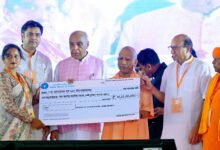 सिद्धार्थनगर में मुख्यमंत्री योगी आदित्यनाथ ने 311 करोड़ रुपये से अधिक की 107 विकास परियोजनाओं का लोकार्पण और शिलान्यास किया। उन्होंने कहा कि प्रधानमंत्री नरेंद्र मोदी के नेतृत्व में युवा अब जॉब सीकर नहीं, जॉब क्रिएटर बन रहा है। सरकार कौशल विकास, स्टार्टअप, डिजिटल शिक्षा और रोजगार के नए अवसर उपलब्ध करा रही है। सीएम ने मेडिकल कॉलेज, काला नमक चावल, कपिलवस्तु पर्यटन और कानून-व्यवस्था में हुए बदलाव का भी उल्लेख किया। साथ ही हर घर तिरंगा अभियान से जुड़ने की अपील की।