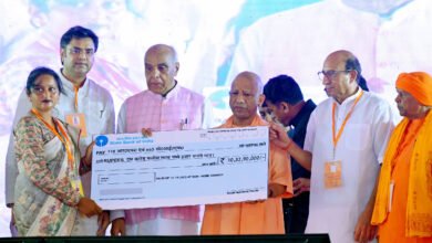 सिद्धार्थनगर में मुख्यमंत्री योगी आदित्यनाथ ने 311 करोड़ रुपये से अधिक की 107 विकास परियोजनाओं का लोकार्पण और शिलान्यास किया। उन्होंने कहा कि प्रधानमंत्री नरेंद्र मोदी के नेतृत्व में युवा अब जॉब सीकर नहीं, जॉब क्रिएटर बन रहा है। सरकार कौशल विकास, स्टार्टअप, डिजिटल शिक्षा और रोजगार के नए अवसर उपलब्ध करा रही है। सीएम ने मेडिकल कॉलेज, काला नमक चावल, कपिलवस्तु पर्यटन और कानून-व्यवस्था में हुए बदलाव का भी उल्लेख किया। साथ ही हर घर तिरंगा अभियान से जुड़ने की अपील की।