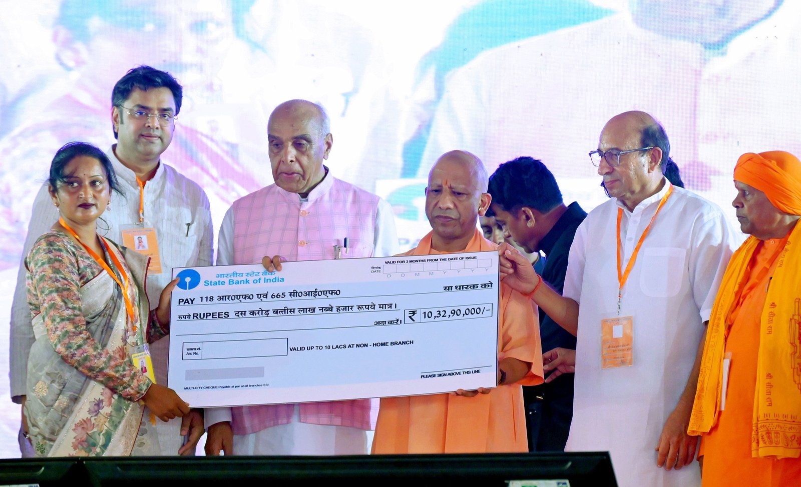सिद्धार्थनगर में मुख्यमंत्री योगी आदित्यनाथ ने 311 करोड़ रुपये से अधिक की 107 विकास परियोजनाओं का लोकार्पण और शिलान्यास किया। उन्होंने कहा कि प्रधानमंत्री नरेंद्र मोदी के नेतृत्व में युवा अब जॉब सीकर नहीं, जॉब क्रिएटर बन रहा है। सरकार कौशल विकास, स्टार्टअप, डिजिटल शिक्षा और रोजगार के नए अवसर उपलब्ध करा रही है। सीएम ने मेडिकल कॉलेज, काला नमक चावल, कपिलवस्तु पर्यटन और कानून-व्यवस्था में हुए बदलाव का भी उल्लेख किया। साथ ही हर घर तिरंगा अभियान से जुड़ने की अपील की।