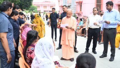 गोरखपुर में मुख्यमंत्री योगी आदित्यनाथ ने सोमवार सुबह गोरखनाथ मंदिर में जनता दर्शन के दौरान करीब 200 लोगों की समस्याएं सुनीं। उन्होंने अधिकारियों को शिकायतों का समयबद्ध और गुणवत्तापूर्ण समाधान कराने के निर्देश दिए। गंभीर बीमारियों के इलाज के लिए आर्थिक सहायता का भरोसा दिया। इससे पहले मुख्यमंत्री ने मंदिर में पूजा-अर्चना की और गोशाला में गोसेवा कर गोवंश को गुड़ खिलाया।