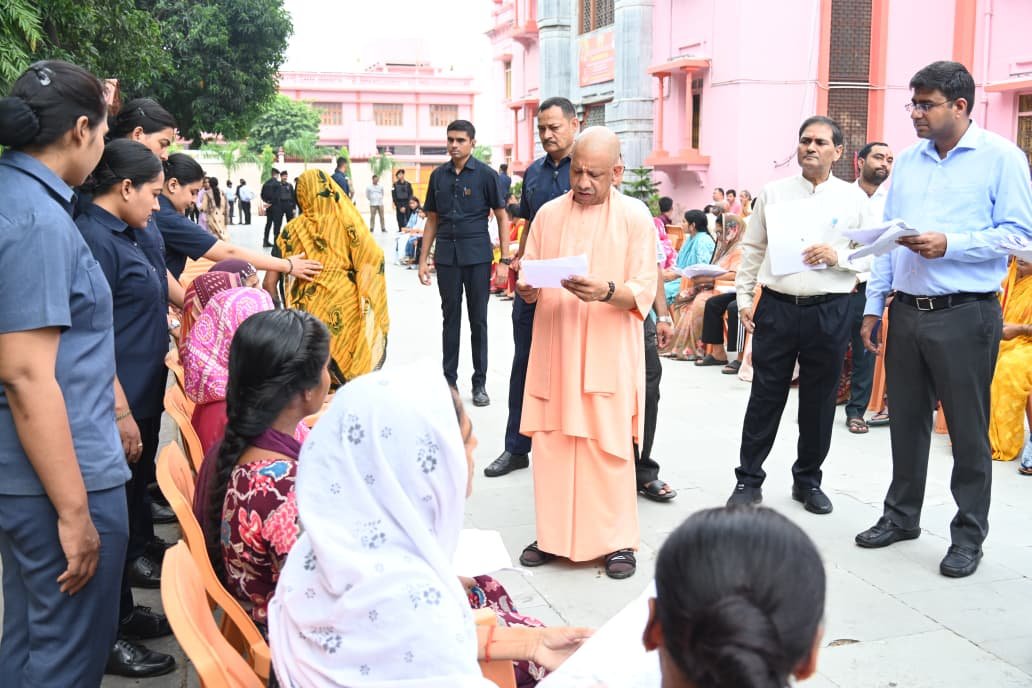गोरखपुर में मुख्यमंत्री योगी आदित्यनाथ ने सोमवार सुबह गोरखनाथ मंदिर में जनता दर्शन के दौरान करीब 200 लोगों की समस्याएं सुनीं। उन्होंने अधिकारियों को शिकायतों का समयबद्ध और गुणवत्तापूर्ण समाधान कराने के निर्देश दिए। गंभीर बीमारियों के इलाज के लिए आर्थिक सहायता का भरोसा दिया। इससे पहले मुख्यमंत्री ने मंदिर में पूजा-अर्चना की और गोशाला में गोसेवा कर गोवंश को गुड़ खिलाया।