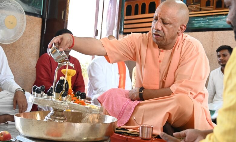 सावन के दूसरे सोमवार पर उत्तर प्रदेश के प्रमुख तीर्थस्थल शिवभक्ति में सराबोर नजर आए। काशी में बाबा विश्वनाथ के दर्शन और जलाभिषेक के लिए श्रद्धालुओं की लंबी कतारें लगीं। प्रयागराज और अयोध्या के शिवालयों में भी भोर से भक्तों की भारी भीड़ उमड़ी। कांवड़ियों के ‘बोल बम’ के जयकारों से सड़कें गूंजती रहीं। जगह-जगह रुद्राभिषेक, भजन-कीर्तन, भंडारे और सेवा शिविर आयोजित हुए। मुख्यमंत्री योगी आदित्यनाथ ने गोरखनाथ मंदिर में भगवान शिव का रुद्राभिषेक कर प्रदेशवासियों के सुख-समृद्धि की कामना की।