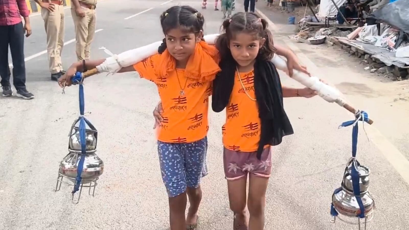 मेरठ की छह वर्षीय बहनें महक और अनन्या मम्मी-पापा की लंबी उम्र और अच्छे स्वास्थ्य की कामना लेकर हरिद्वार से 11 लीटर जल वाली कांवड़ उठाकर एक सप्ताह पैदल चलीं। सोमवार को मेरठ पहुंचने पर लोगों ने उनके हौसले को सराहा। मंगलवार को दोनों ने भोलेनाथ का जलाभिषेक कर माता-पिता की सुख-समृद्धि और दीर्घायु की प्रार्थना की।
