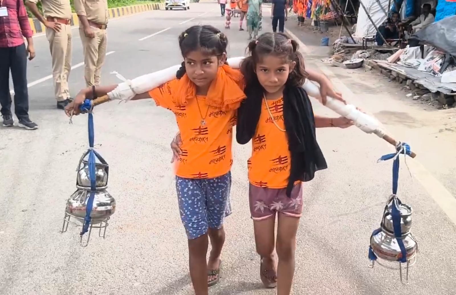 मेरठ की छह वर्षीय बहनें महक और अनन्या मम्मी-पापा की लंबी उम्र और अच्छे स्वास्थ्य की कामना लेकर हरिद्वार से 11 लीटर जल वाली कांवड़ उठाकर एक सप्ताह पैदल चलीं। सोमवार को मेरठ पहुंचने पर लोगों ने उनके हौसले को सराहा। मंगलवार को दोनों ने भोलेनाथ का जलाभिषेक कर माता-पिता की सुख-समृद्धि और दीर्घायु की प्रार्थना की।