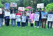 प्रयागराज में युवाओं को रचनात्मक अभिव्यक्ति का मंच देने के उद्देश्य से ‘रंग दे बसंती’ अभियान की शुरुआत हुई। हिंदुस्तानी एकेडमी में आयोजित कार्यक्रम में जेन जी कवियों ने ओज और वीर रस की कविताओं के माध्यम से अपराध और माफिया संस्कृति के खिलाफ अपनी आवाज बुलंद की। अभियान के तहत लखनऊ में ग्रैफिटी वॉल, मुजफ्फरनगर में कॉमिक वितरण और संवाद कार्यक्रम होंगे। स्वतंत्रता दिवस की पूर्व संध्या पर ‘डर से आजादी’ अभियान गीत भी लॉन्च किया जाएगा।