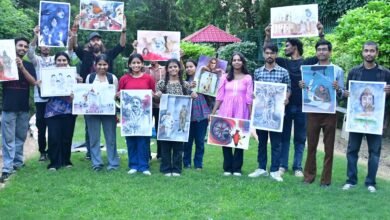 प्रयागराज में युवाओं को रचनात्मक अभिव्यक्ति का मंच देने के उद्देश्य से ‘रंग दे बसंती’ अभियान की शुरुआत हुई। हिंदुस्तानी एकेडमी में आयोजित कार्यक्रम में जेन जी कवियों ने ओज और वीर रस की कविताओं के माध्यम से अपराध और माफिया संस्कृति के खिलाफ अपनी आवाज बुलंद की। अभियान के तहत लखनऊ में ग्रैफिटी वॉल, मुजफ्फरनगर में कॉमिक वितरण और संवाद कार्यक्रम होंगे। स्वतंत्रता दिवस की पूर्व संध्या पर ‘डर से आजादी’ अभियान गीत भी लॉन्च किया जाएगा।