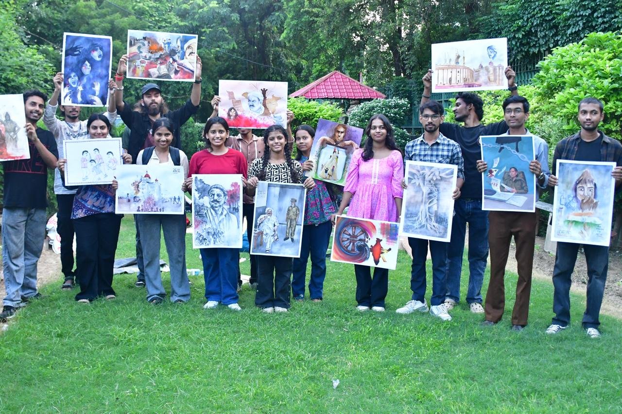 प्रयागराज में युवाओं को रचनात्मक अभिव्यक्ति का मंच देने के उद्देश्य से ‘रंग दे बसंती’ अभियान की शुरुआत हुई। हिंदुस्तानी एकेडमी में आयोजित कार्यक्रम में जेन जी कवियों ने ओज और वीर रस की कविताओं के माध्यम से अपराध और माफिया संस्कृति के खिलाफ अपनी आवाज बुलंद की। अभियान के तहत लखनऊ में ग्रैफिटी वॉल, मुजफ्फरनगर में कॉमिक वितरण और संवाद कार्यक्रम होंगे। स्वतंत्रता दिवस की पूर्व संध्या पर ‘डर से आजादी’ अभियान गीत भी लॉन्च किया जाएगा।