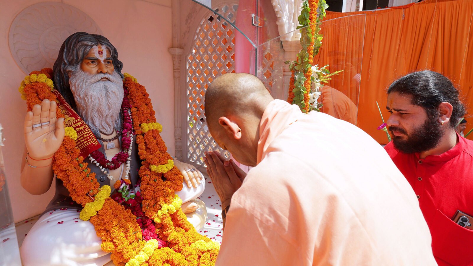 अयोध्या दौरे पर पहुंचे मुख्यमंत्री योगी आदित्यनाथ ने परमहंस रामचंद्र दास महाराज की 23वीं पुण्यतिथि पर उनकी समाधि पर पुष्पांजलि अर्पित की। इसके बाद उन्होंने हनुमानगढ़ी में बजरंगबली के दर्शन, श्रीराम जन्मभूमि मंदिर में रामलला का पूजन और दिगंबर अखाड़े में पुण्य स्मृति महोत्सव में भाग लिया। मुख्यमंत्री ने संत रविदास मंदिर में भी श्रद्धांजलि अर्पित की।