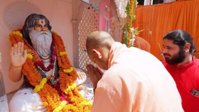 अयोध्या दौरे पर पहुंचे मुख्यमंत्री योगी आदित्यनाथ ने परमहंस रामचंद्र दास महाराज की 23वीं पुण्यतिथि पर उनकी समाधि पर पुष्पांजलि अर्पित की। इसके बाद उन्होंने हनुमानगढ़ी में बजरंगबली के दर्शन, श्रीराम जन्मभूमि मंदिर में रामलला का पूजन और दिगंबर अखाड़े में पुण्य स्मृति महोत्सव में भाग लिया। मुख्यमंत्री ने संत रविदास मंदिर में भी श्रद्धांजलि अर्पित की।
