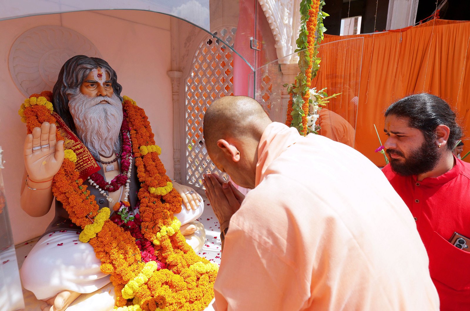 अयोध्या दौरे पर पहुंचे मुख्यमंत्री योगी आदित्यनाथ ने परमहंस रामचंद्र दास महाराज की 23वीं पुण्यतिथि पर उनकी समाधि पर पुष्पांजलि अर्पित की। इसके बाद उन्होंने हनुमानगढ़ी में बजरंगबली के दर्शन, श्रीराम जन्मभूमि मंदिर में रामलला का पूजन और दिगंबर अखाड़े में पुण्य स्मृति महोत्सव में भाग लिया। मुख्यमंत्री ने संत रविदास मंदिर में भी श्रद्धांजलि अर्पित की।
