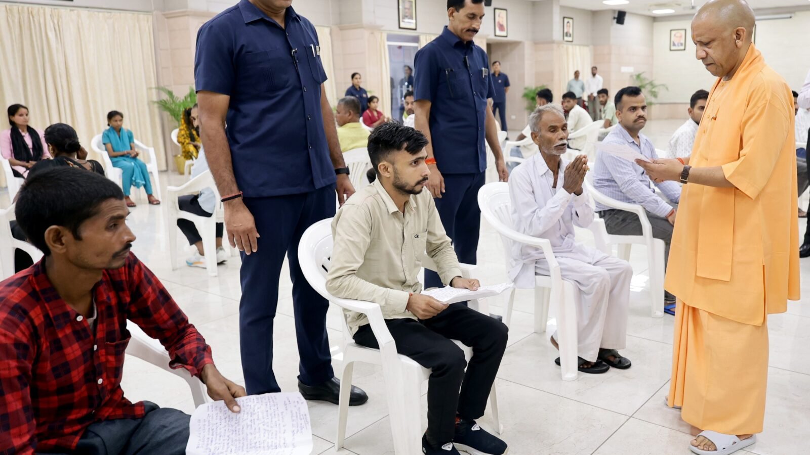 सावन के पहले सोमवार को मुख्यमंत्री योगी आदित्यनाथ ने धार्मिक अनुष्ठानों और मानसून सत्र की व्यस्तता के बावजूद जनता दर्शन आयोजित कर प्रदेशभर से आए लोगों की समस्याएं सुनीं। उन्होंने अधिकारियों को सभी शिकायतों के समयबद्ध, पारदर्शी और संतोषजनक निस्तारण के निर्देश दिए। पुलिस और राजस्व मामलों में विशेष सतर्कता बरतने, अपराधियों के विरुद्ध सख्त कार्रवाई करने तथा पीड़ितों के साथ संवेदनशील व्यवहार सुनिश्चित करने पर मुख्यमंत्री ने विशेष जोर दिया।