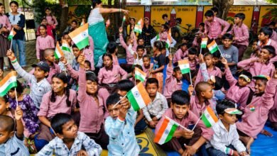 स्वतंत्रता दिवस 2026 पर उत्तर प्रदेश के 1.32 लाख से अधिक परिषदीय विद्यालयों और कस्तूरबा गांधी बालिका विद्यालयों में भव्य आयोजन हुए। करीब 1.41 करोड़ बच्चों ने तिरंगे को सलामी देकर राष्ट्रगान और वंदेमातरम् के सामूहिक गायन में सहभागिता की। गीत, कविता, नृत्य, नाटक और तिरंगा रैलियों के जरिए स्वतंत्रता सेनानियों के बलिदान को याद किया गया। विद्यालयों में अभिभावकों और ग्रामीणों की भागीदारी ने समारोह को जनभागीदारी और राष्ट्रप्रेम के उत्सव में बदल दिया।