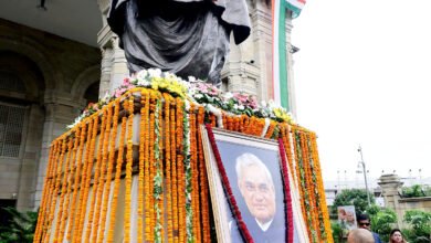 लखनऊ में मुख्यमंत्री योगी आदित्यनाथ ने पूर्व प्रधानमंत्री भारत रत्न अटल बिहारी वाजपेयी की आठवीं पुण्यतिथि पर लोकभवन स्थित प्रतिमा पर पुष्पांजलि अर्पित की। उन्होंने अटल जी के छह दशक के सार्वजनिक जीवन, राष्ट्र प्रथम की भावना, राजनीतिक समन्वय, कारगिल युद्ध और भारत को परमाणु शक्ति बनाने में योगदान को याद किया। इस अवसर पर जनप्रतिनिधियों और भाजपा नेताओं ने भी श्रद्धांजलि अर्पित की।