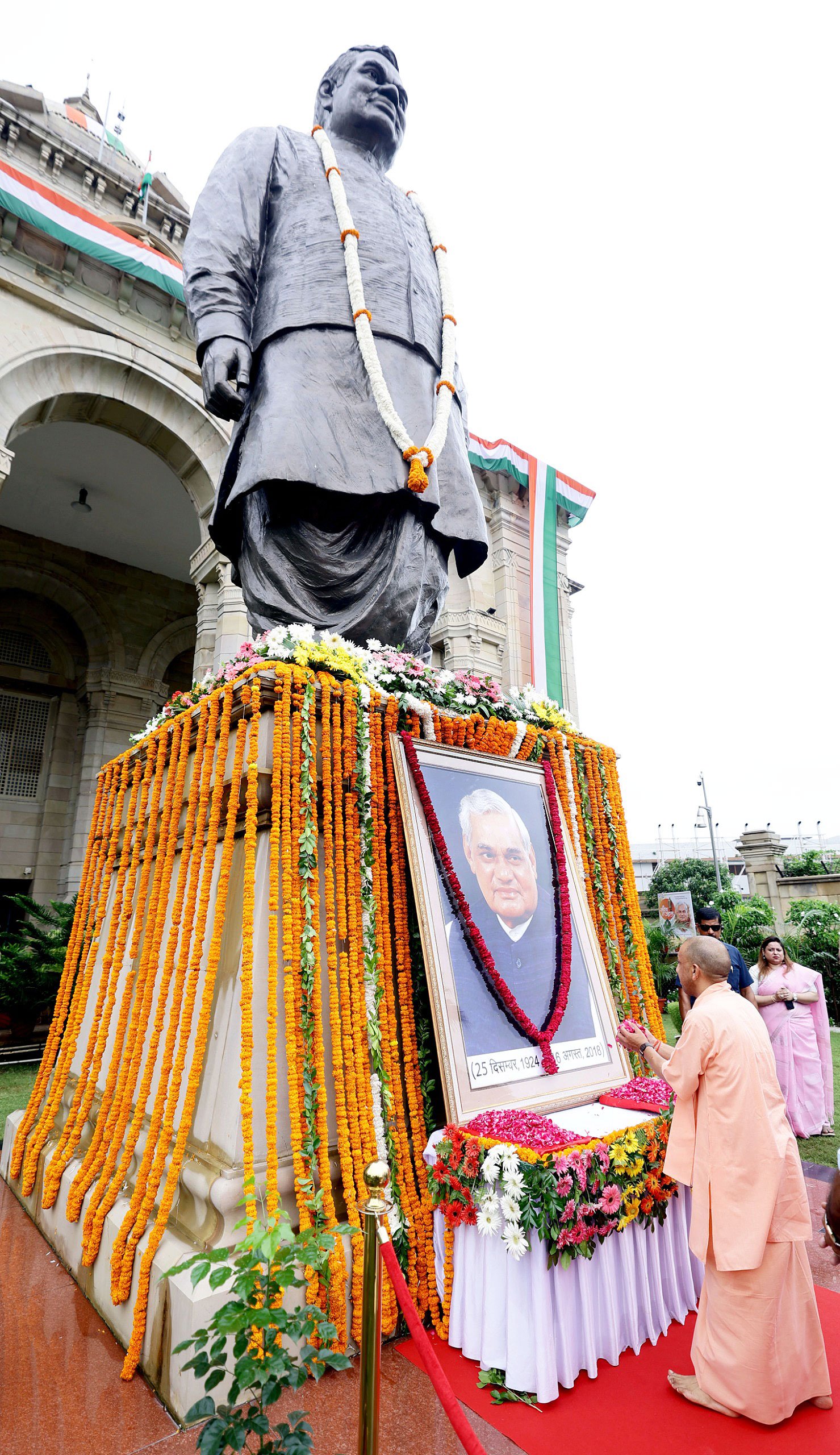 लखनऊ में मुख्यमंत्री योगी आदित्यनाथ ने पूर्व प्रधानमंत्री भारत रत्न अटल बिहारी वाजपेयी की आठवीं पुण्यतिथि पर लोकभवन स्थित प्रतिमा पर पुष्पांजलि अर्पित की। उन्होंने अटल जी के छह दशक के सार्वजनिक जीवन, राष्ट्र प्रथम की भावना, राजनीतिक समन्वय, कारगिल युद्ध और भारत को परमाणु शक्ति बनाने में योगदान को याद किया। इस अवसर पर जनप्रतिनिधियों और भाजपा नेताओं ने भी श्रद्धांजलि अर्पित की।