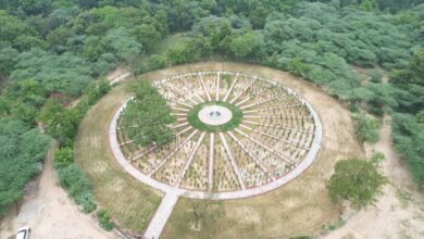 लखनऊ: योगी सरकार के मार्गदर्शन में स्वतंत्रता दिवस पर उत्तर प्रदेश के सभी 75 जनपदों में ‘वंदे मातरम् वाटिका’ स्थापित की जाएगी। ‘एक पेड़ मां के नाम’ अभियान के तहत प्रत्येक जिले में 150 पौधे लगाए जाएंगे। स्थानीय परिस्थितियों के अनुसार छायादार, फलदार और पर्यावरण उपयोगी प्रजातियों का चयन होगा। जनप्रतिनिधियों, विद्यार्थियों, सामाजिक संगठनों, एनसीसी-एनएसएस और आम नागरिकों की सहभागिता से विकसित ये वाटिकाएं राष्ट्रप्रेम, प्रकृति संरक्षण और सामुदायिक सहभागिता का स्थायी संदेश देंगी।