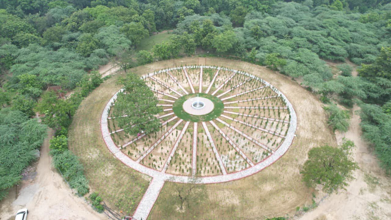 लखनऊ: योगी सरकार के मार्गदर्शन में स्वतंत्रता दिवस पर उत्तर प्रदेश के सभी 75 जनपदों में ‘वंदे मातरम् वाटिका’ स्थापित की जाएगी। ‘एक पेड़ मां के नाम’ अभियान के तहत प्रत्येक जिले में 150 पौधे लगाए जाएंगे। स्थानीय परिस्थितियों के अनुसार छायादार, फलदार और पर्यावरण उपयोगी प्रजातियों का चयन होगा। जनप्रतिनिधियों, विद्यार्थियों, सामाजिक संगठनों, एनसीसी-एनएसएस और आम नागरिकों की सहभागिता से विकसित ये वाटिकाएं राष्ट्रप्रेम, प्रकृति संरक्षण और सामुदायिक सहभागिता का स्थायी संदेश देंगी।