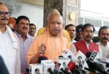 उत्तर प्रदेश विधानसभा के मानसून सत्र के दूसरे दिन मुख्यमंत्री योगी आदित्यनाथ ने समाजवादी पार्टी और विपक्षी दलों पर तीखा हमला बोला। उन्होंने कहा कि विपक्ष का व्यवहार असंवैधानिक, अलोकतांत्रिक और शर्मनाक है। मुख्यमंत्री के अनुसार विपक्ष सदन की कार्यवाही बाधित कर प्रदेश की 25 करोड़ जनता के हितों के साथ खिलवाड़ कर रहा है। उन्होंने स्पष्ट किया कि सरकार प्रत्येक विषय पर नियमों के तहत चर्चा के लिए तैयार है, लेकिन विपक्ष लोकतांत्रिक परंपराओं का सम्मान नहीं कर रहा।