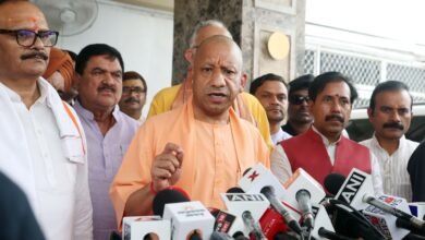 उत्तर प्रदेश विधानसभा के मानसून सत्र के दूसरे दिन मुख्यमंत्री योगी आदित्यनाथ ने समाजवादी पार्टी और विपक्षी दलों पर तीखा हमला बोला। उन्होंने कहा कि विपक्ष का व्यवहार असंवैधानिक, अलोकतांत्रिक और शर्मनाक है। मुख्यमंत्री के अनुसार विपक्ष सदन की कार्यवाही बाधित कर प्रदेश की 25 करोड़ जनता के हितों के साथ खिलवाड़ कर रहा है। उन्होंने स्पष्ट किया कि सरकार प्रत्येक विषय पर नियमों के तहत चर्चा के लिए तैयार है, लेकिन विपक्ष लोकतांत्रिक परंपराओं का सम्मान नहीं कर रहा।