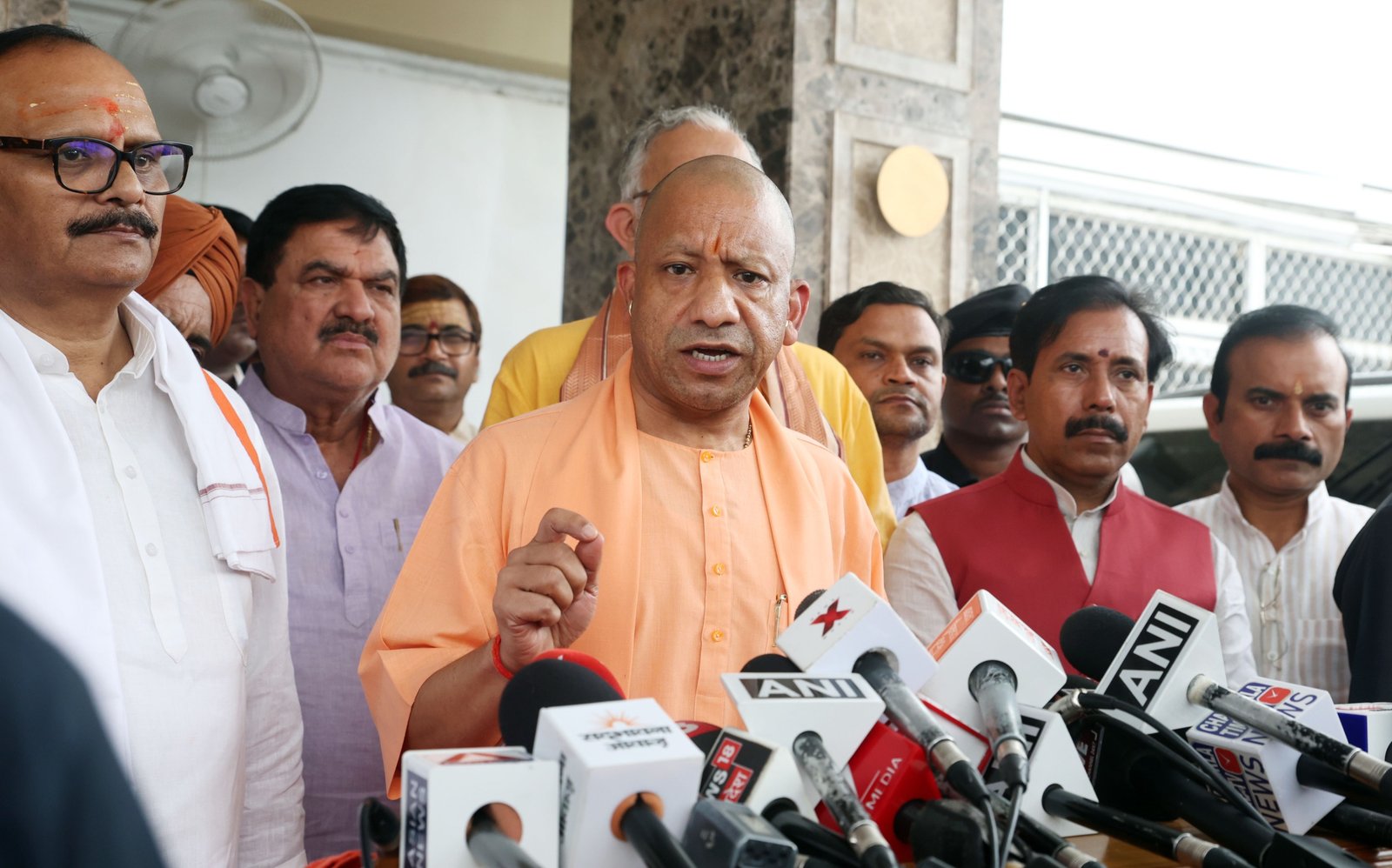 उत्तर प्रदेश विधानसभा के मानसून सत्र के दूसरे दिन मुख्यमंत्री योगी आदित्यनाथ ने समाजवादी पार्टी और विपक्षी दलों पर तीखा हमला बोला। उन्होंने कहा कि विपक्ष का व्यवहार असंवैधानिक, अलोकतांत्रिक और शर्मनाक है। मुख्यमंत्री के अनुसार विपक्ष सदन की कार्यवाही बाधित कर प्रदेश की 25 करोड़ जनता के हितों के साथ खिलवाड़ कर रहा है। उन्होंने स्पष्ट किया कि सरकार प्रत्येक विषय पर नियमों के तहत चर्चा के लिए तैयार है, लेकिन विपक्ष लोकतांत्रिक परंपराओं का सम्मान नहीं कर रहा।