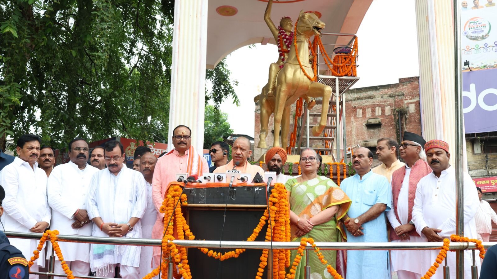 लखनऊ में मुख्यमंत्री योगी आदित्यनाथ ने वीरांगना रानी अवंती बाई लोधी की 196वीं जयंती पर उनकी प्रतिमा पर पुष्पांजलि अर्पित कर श्रद्धांजलि दी। उन्होंने 1857 के प्रथम स्वातंत्र्य समर में रानी अवंती बाई के साहस, त्याग और बलिदान को देशवासियों के लिए प्रेरणास्रोत बताया। मुख्यमंत्री ने कहा कि महिलाओं की सुरक्षा, सम्मान और स्वावलंबन सरकार की प्राथमिकता है। उन्होंने महिला पीएसी बटालियनों के गठन और वीरांगनाओं की अश्वारोही प्रतिमाओं की स्थापना की प्रगति की जानकारी भी दी।