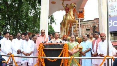 लखनऊ में मुख्यमंत्री योगी आदित्यनाथ ने वीरांगना रानी अवंती बाई लोधी की 196वीं जयंती पर उनकी प्रतिमा पर पुष्पांजलि अर्पित कर श्रद्धांजलि दी। उन्होंने 1857 के प्रथम स्वातंत्र्य समर में रानी अवंती बाई के साहस, त्याग और बलिदान को देशवासियों के लिए प्रेरणास्रोत बताया। मुख्यमंत्री ने कहा कि महिलाओं की सुरक्षा, सम्मान और स्वावलंबन सरकार की प्राथमिकता है। उन्होंने महिला पीएसी बटालियनों के गठन और वीरांगनाओं की अश्वारोही प्रतिमाओं की स्थापना की प्रगति की जानकारी भी दी।